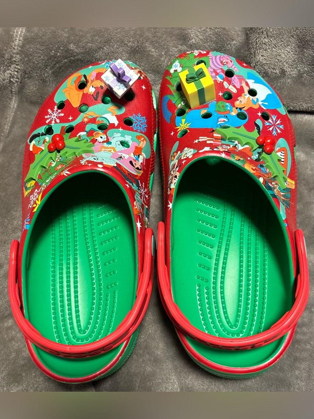 Disney Parks Mickey &Friends 2023 Christmas Holiday Classic Clogs W7/ M5 - Picture 9 of 11